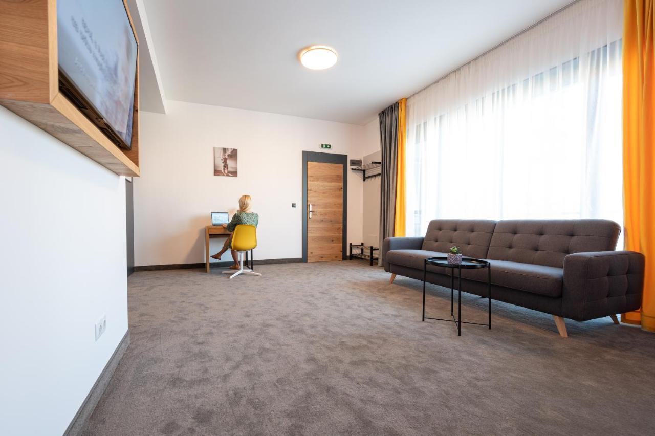 Aparthotel Calvin Oradea Zewnętrze zdjęcie